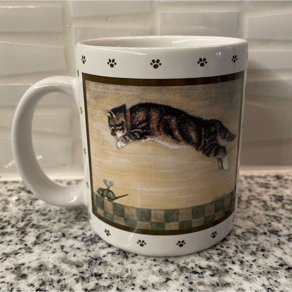 Vintage 1986 Lowell Herrero Tabby Cat Pouncing on Mouse Mug - Picture 2 of 4